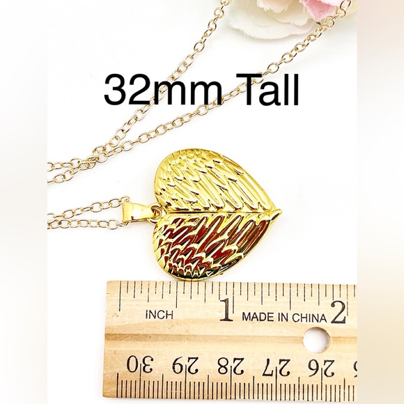 NWT Gold Angel Wings Photo Locket Necklace, 26” + 1 7/8” Ext, Ships in Gift Box - Picture 8 of 9